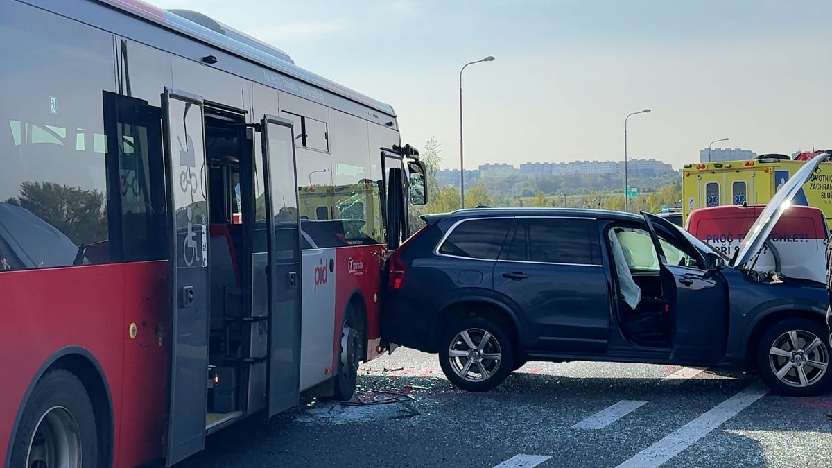 U pražského letiště se srazilo šest aut a autobus